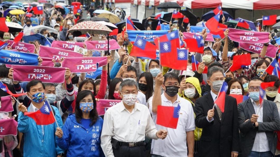 台北市長、台灣民眾黨主席柯文哲上午參加北市府前升旗。(圖/翻攝柯文哲臉書)
