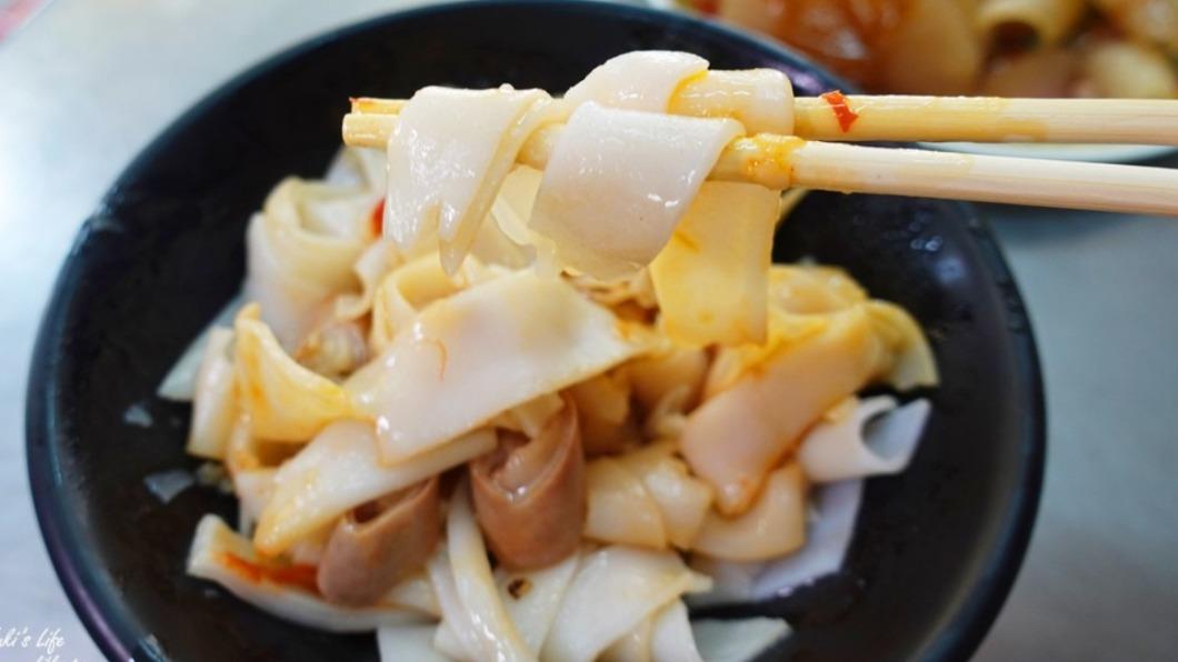 乾粿仔可以加點豆瓣醬和胡椒粉，這樣拌一拌會更香。（圖／Yuki‘s Life提供）