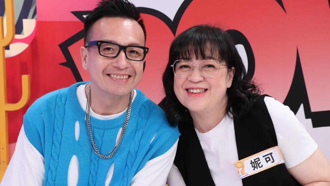 小鐘(左)和姊姊妮可。(圖/中天提供)