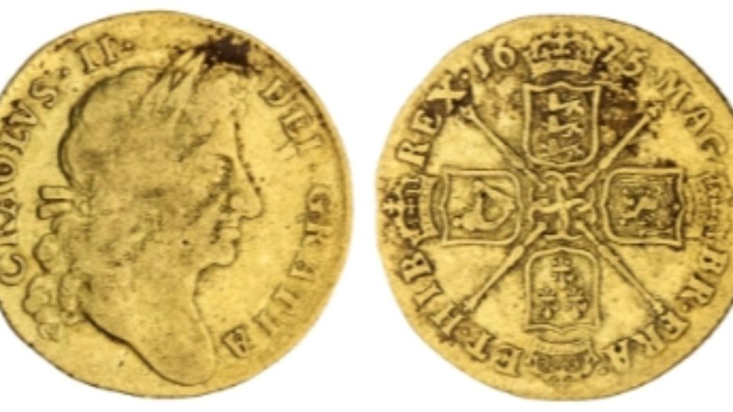 其中一枚金幣把查理二世(Charles II)拉丁名字CRAOLVS拼錯成CAROLVS,以9600英鎊(約33萬台幣)售出。(圖/翻攝自《太陽報》)