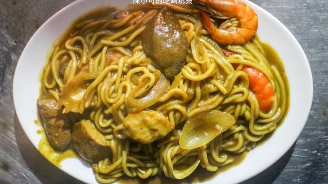 什錦咖哩炒麵」有非常濃郁的土黃色咖哩。（圖／陳小可的吃喝玩樂提供）  