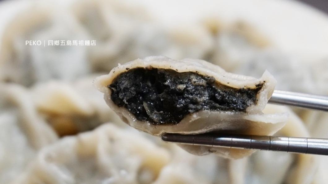 「黑心水餃」內餡也加了黑芝麻醬，咬開後芝麻香撲鼻而來。（圖／PEKO の Simple Life提供）