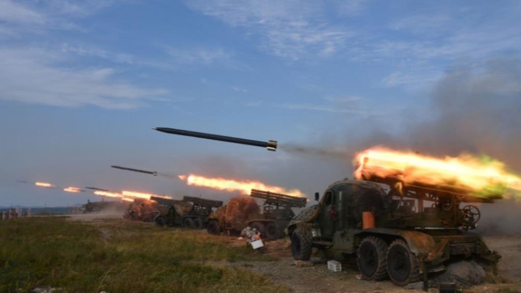 北韓前線炮兵部隊及航空部隊，8日舉行火力打擊訓練。（圖／翻攝自《朝中社》）