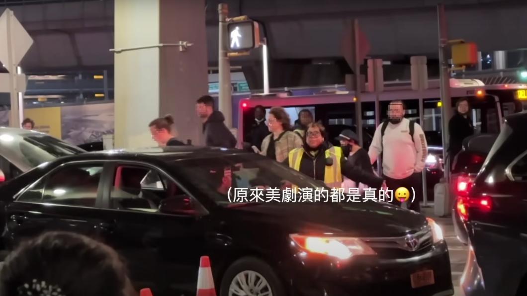 鍾明軒一出機場就驚見警察與駕駛爭執。(圖/翻攝自鍾明軒YouTube)