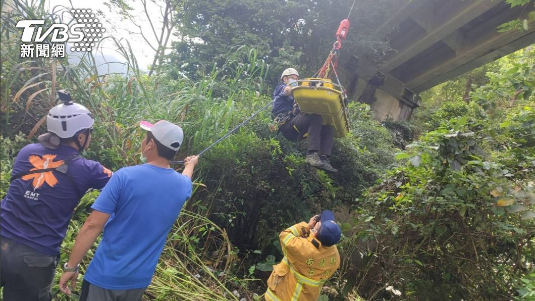 離奇!馬路筆直18歲騎士竟自撞 直墜16米河谷亡