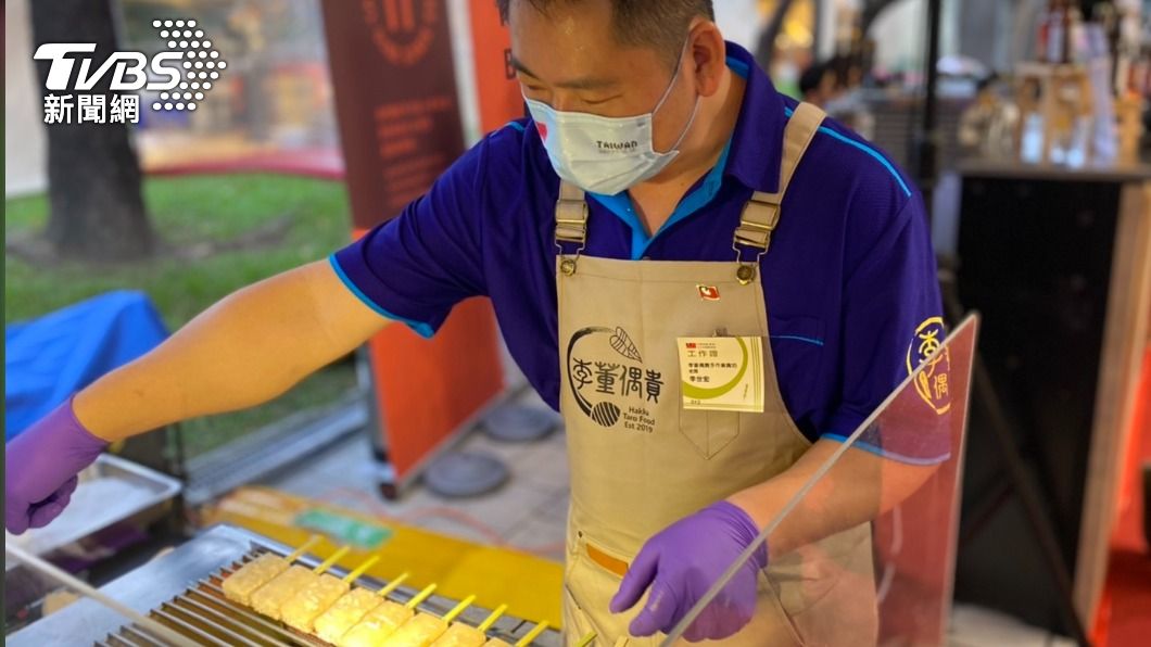 蔡英文到「李董偶貴」攤位時,在店家邀請下,與惠恕仁親自DIY芋頭糕,笑說「看起來好好吃呀」。