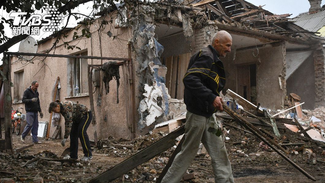 俄軍轟炸基輔造成民宅損失、民眾傷亡。(圖/達志影像美聯社)