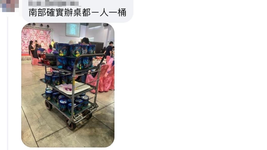 網友留言證實,南部辦桌都是一人一桶冰品。(圖/翻攝自爆廢公社公開版臉書)