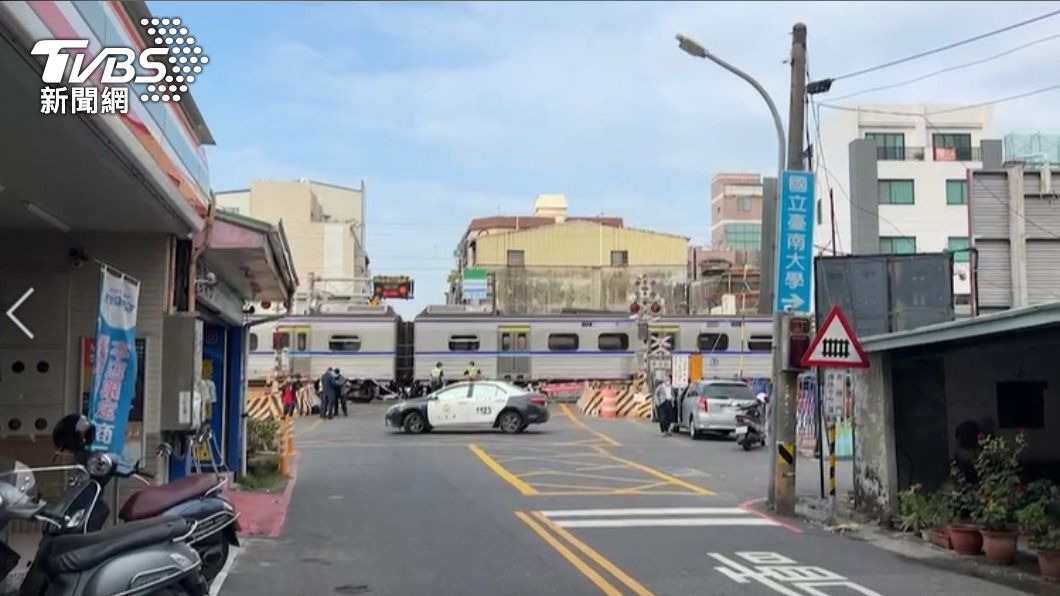 撞到人!男子闖台南平交道 遭區間車捲入慘死