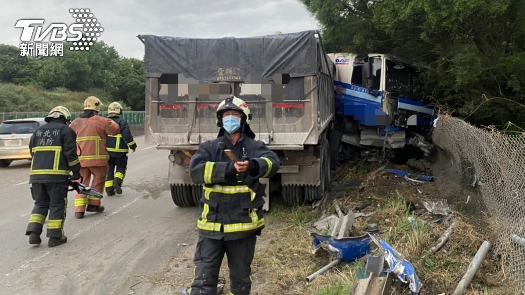 台64線砂石車自撞!毀整排護欄、駕駛送醫 竟是蜜蜂釀禍