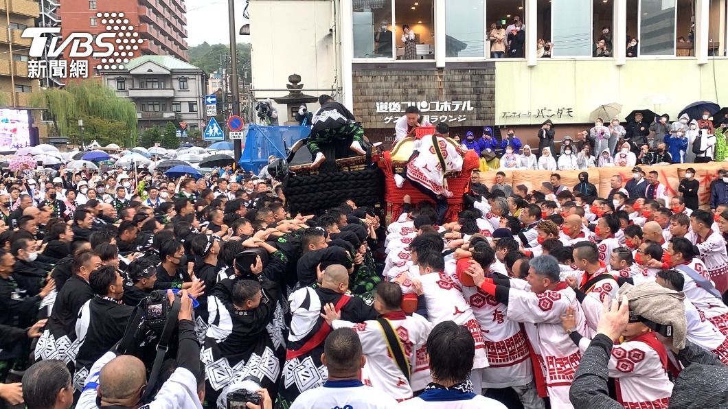 松山秋之祭」在日本四國松山市當地也稱為「道後八町男子祭典」，由兩方人馬抬大神轎互撞，壯觀的撞轎儀式是祭典的重頭戲。（圖／TVBS）
