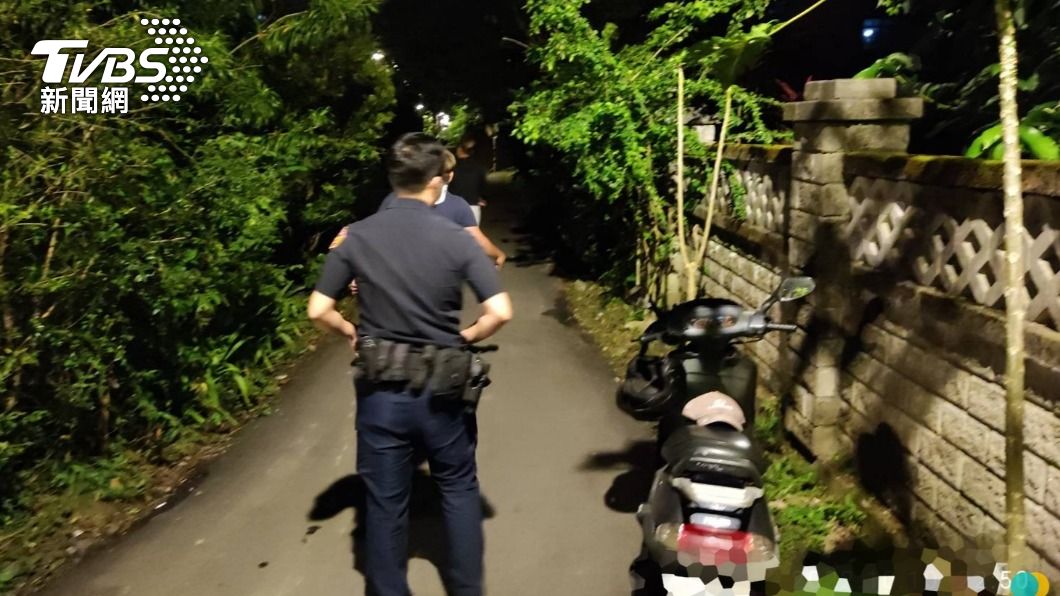 事發地點相當偏避，警方在現場尋找蛛絲馬跡。（圖／TVBS）