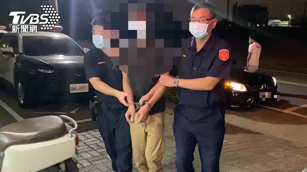蘇男被上銬和腳鐐逮捕。(圖/TVBS)