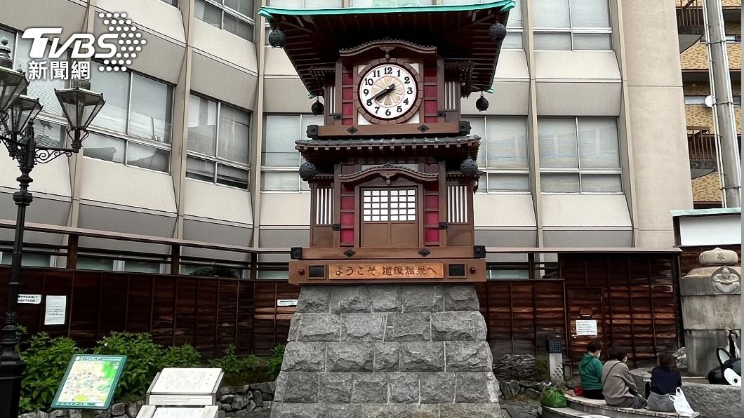 圖為愛媛縣松山市道後溫泉商店街的祈福機械鐘。台北松山超站外也有一座，為日本松山市為了感謝台灣人對311震災的幫助，送了一座外觀相同的祈福鐘。（圖／TVBS）