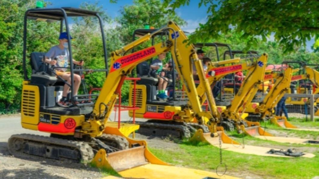 親子同開挖土機、卡車！　英國「工地」主題樂園超夯　