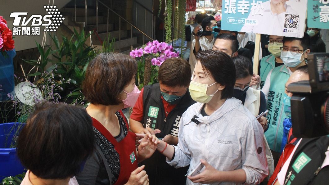 台北市長參選人黃珊珊在市場掃街時，遇到攤商陳情。（圖／方炳超攝）