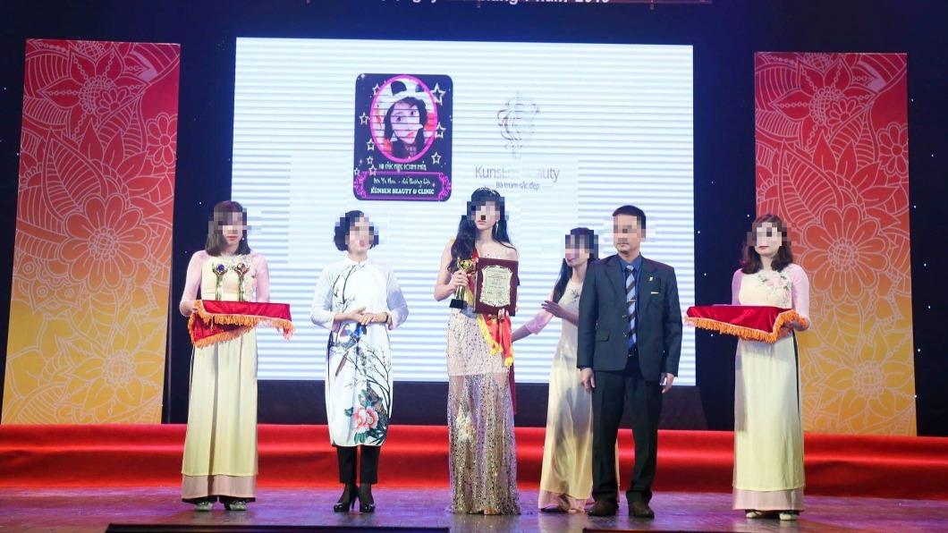 吳女在越南獲選國民美容品牌首獎,另曾參加107年美國密西根MNS國際菁英盃競賽獲「半永久化妝術紋繡組」優勝。(圖/TVBS)
