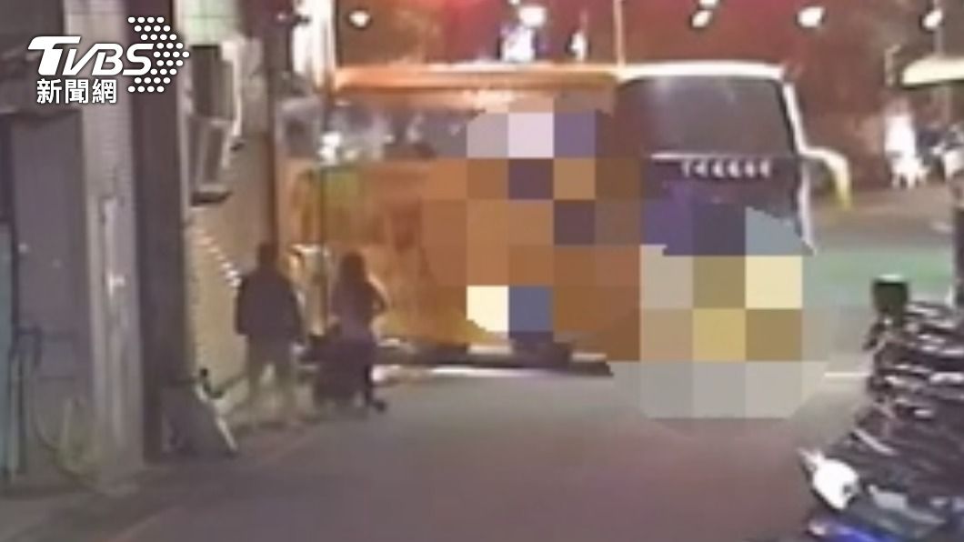 招牌太突出!遊覽車一右轉「整塊撞掉」 民眾目擊驚呆