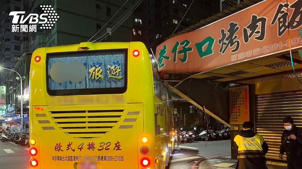 遊覽車車身擠壓到招牌。(圖/TVBS)