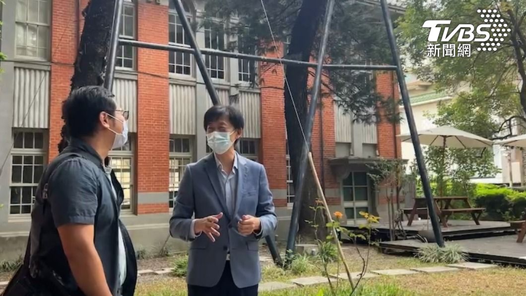 台南市文化局長葉澤山(右)。(圖/TVBS)