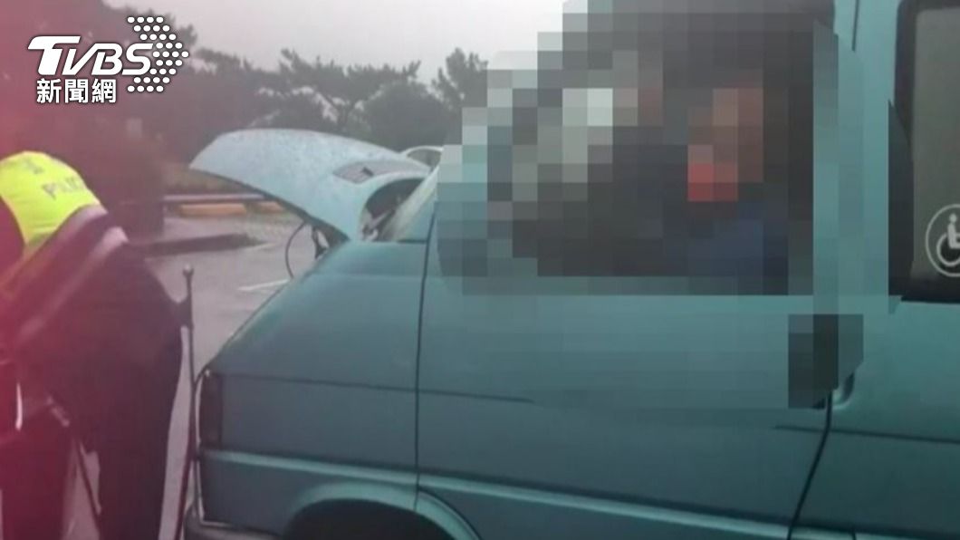 由於車內三人都是身障人士,車子電瓶沒電無法下山。(圖/TVBS)