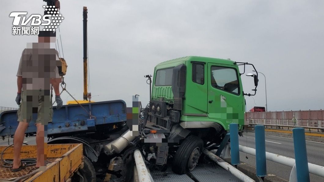 開到愛睏!大貨車自撞橫越內側護欄 國一西螺段一度壅塞