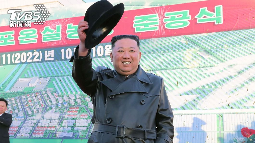 金正恩參加溫室農場竣工儀式。(圖/達志影像美聯社)