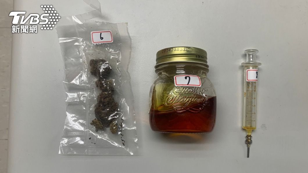 嫌犯將精油和大麻膏混合,灌進電子菸內。(圖/TVBS)