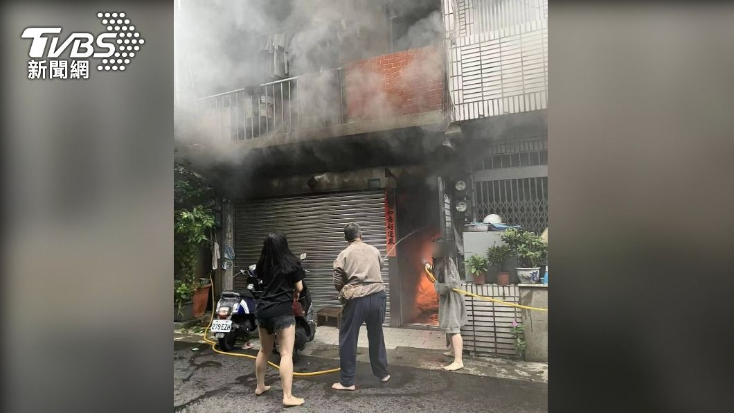透天厝清晨驚傳惡火!4人睡夢中驚醒急逃 住警器建功