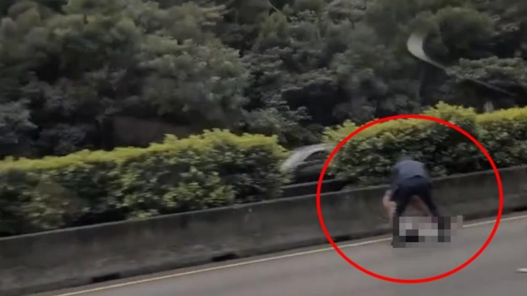 國道一號廂型車撞護欄！民眾急拉男駕駛下車　送醫仍不治