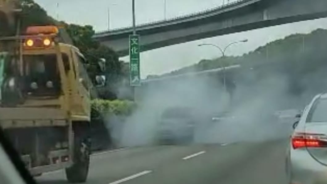 廂型車冒出大量濃煙。(圖/翻攝記者爆料網)