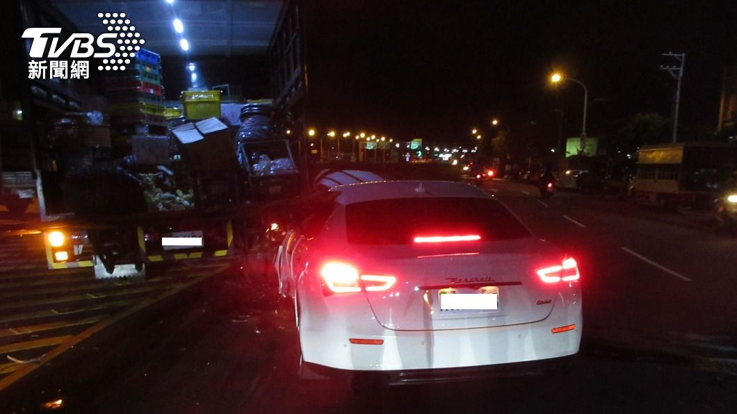 貨車上的物品散落許多。（圖／TVBS）