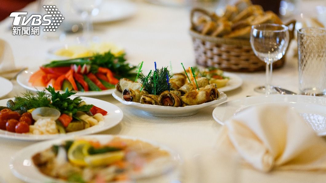原PO認為已有消費,還被收外食費不合理。(示意圖/shutterstock達志影像)