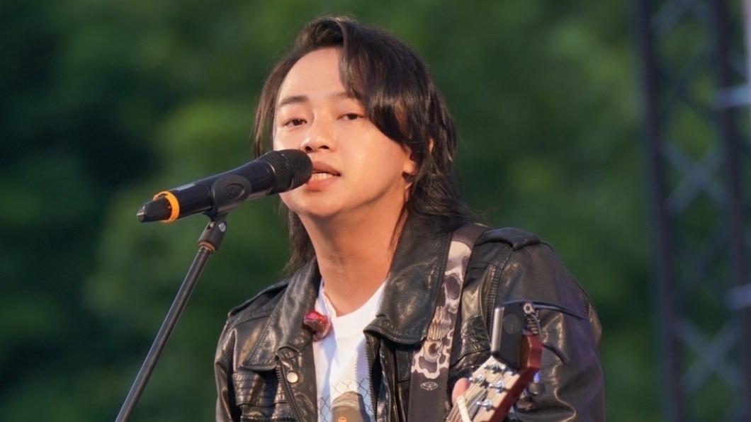 賴銘偉背著吉他帥氣登場。(親子草地音樂會提供)