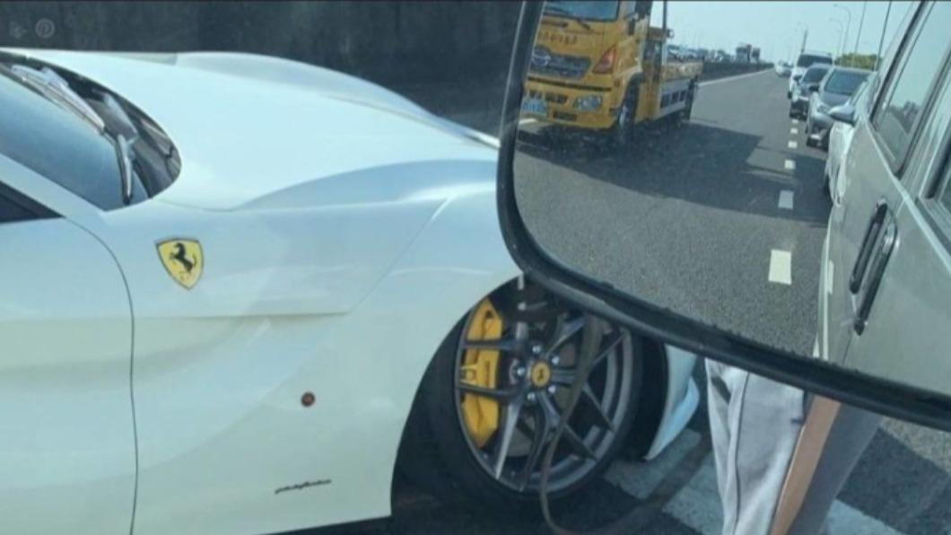 稀有白色躍馬出車禍引起網友討論。(圖/翻攝自記者爆料網臉書)
