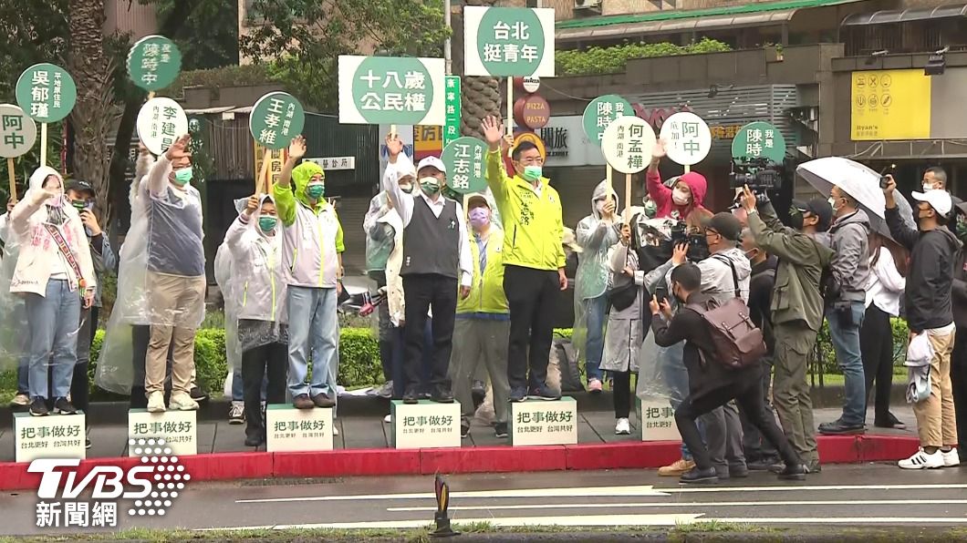 陳時中團隊一行人高喊「青年口號」。(圖/TVBS)