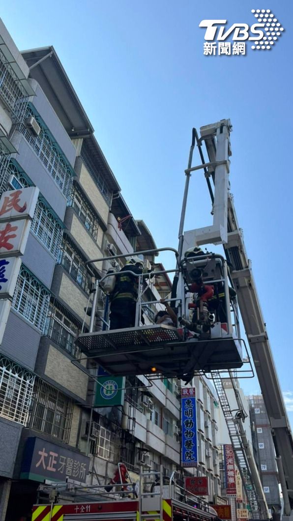 消防隊出動雲梯車救援。（圖／TVBS）