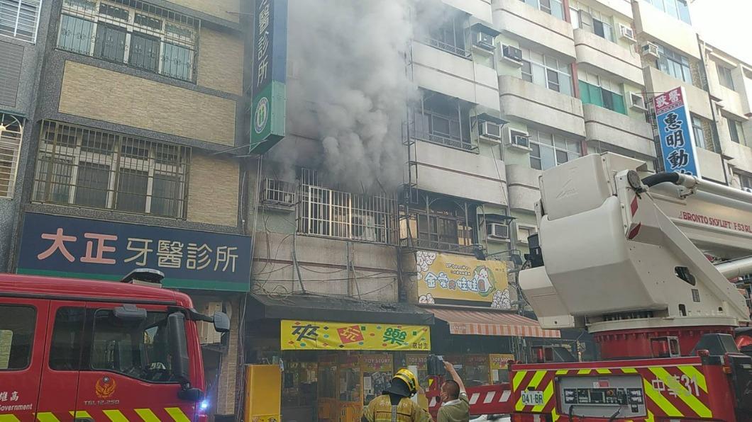 濃煙上竄。（圖／翻攝自記者爆料網）