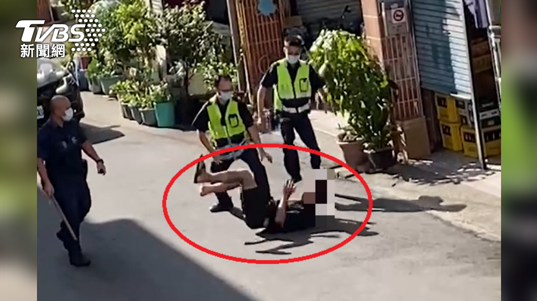 李男和警方經過一番對峙。(圖/TVBS)