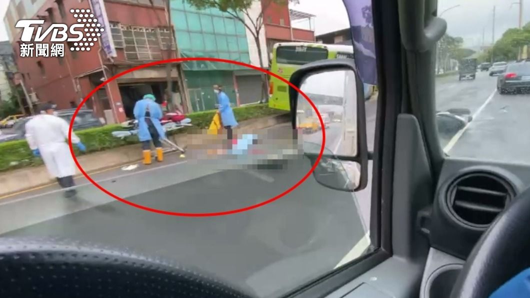 疑似變換車道自摔!公車閃避不及輾斃男騎士 衝撞分隔島