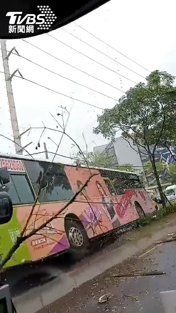 公車開上中央分隔島。（圖／TVBS）