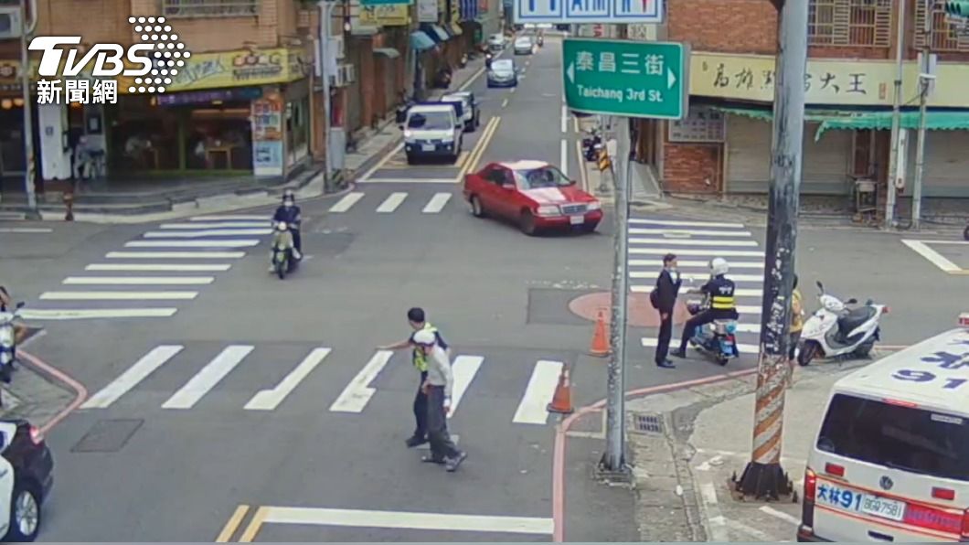 老翁騎電動車買菜路口自摔