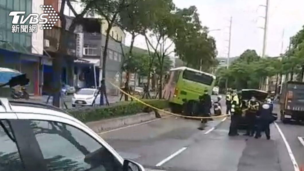 轄區員警將調閱相關影像釐清車禍發生過程。（圖／TVBS）