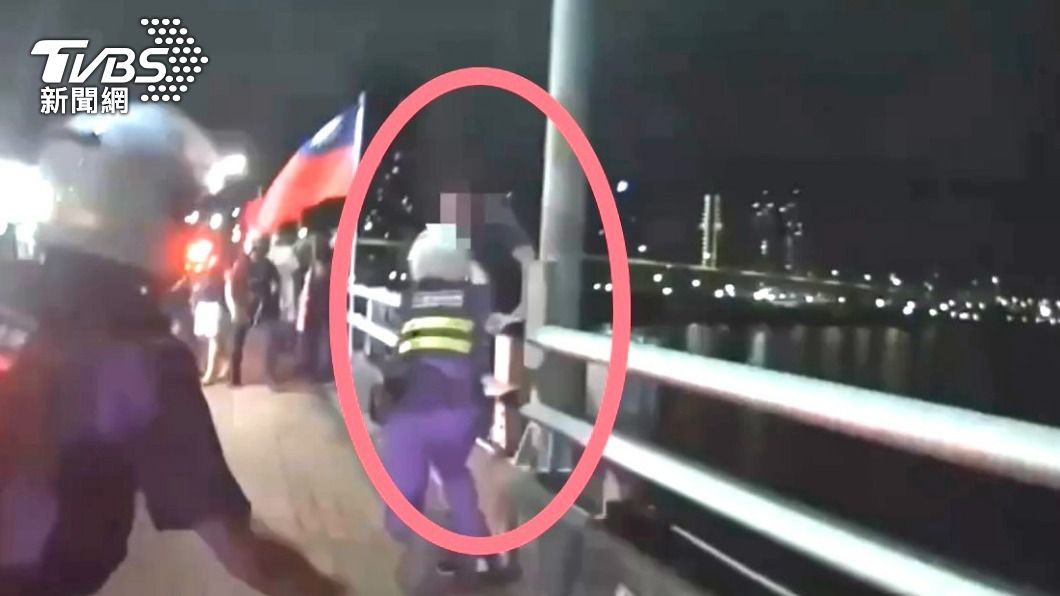 警員及時將男子拉下欄杆。(圖/TVBS)
