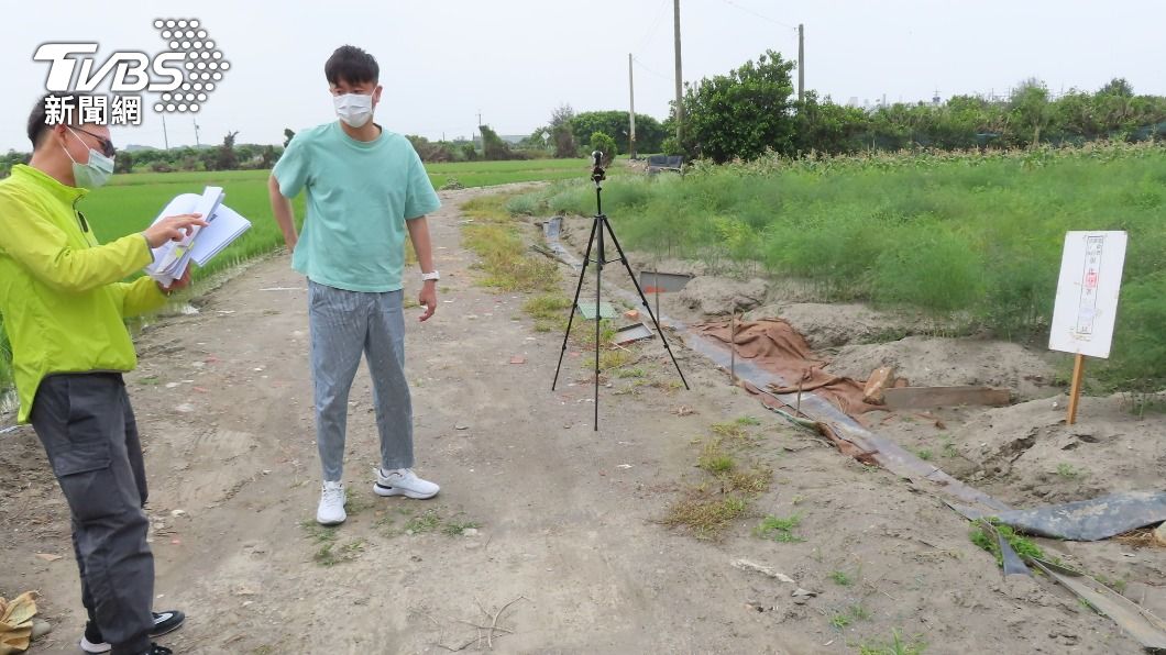 相關人員對洪男的土地進行鑑界查封。（圖／TVBS）