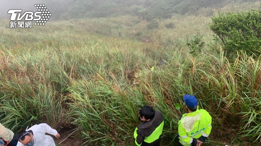 瑞芳貂山古道起大霧!轎車疑不熟路況翻邊坡 5人受傷送醫