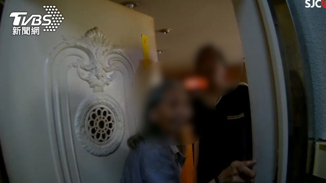警員平安將劉姓老婦人送返新店住家，讓家人相當感激。（圖／TVBS）