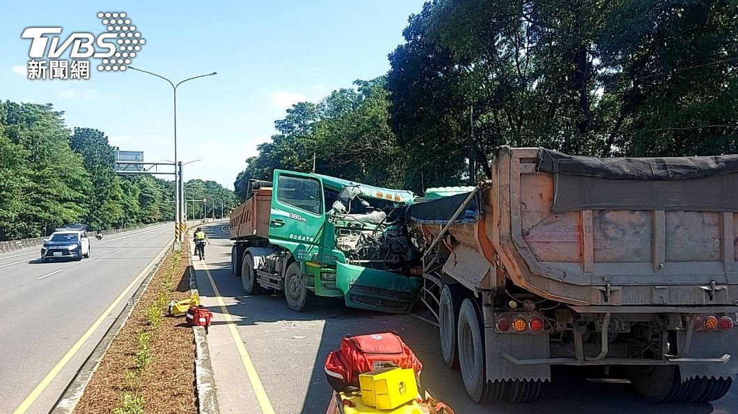 快訊／旗山2砂石車疑對撞！他雙腿遭車體夾住　驚悚畫面曝