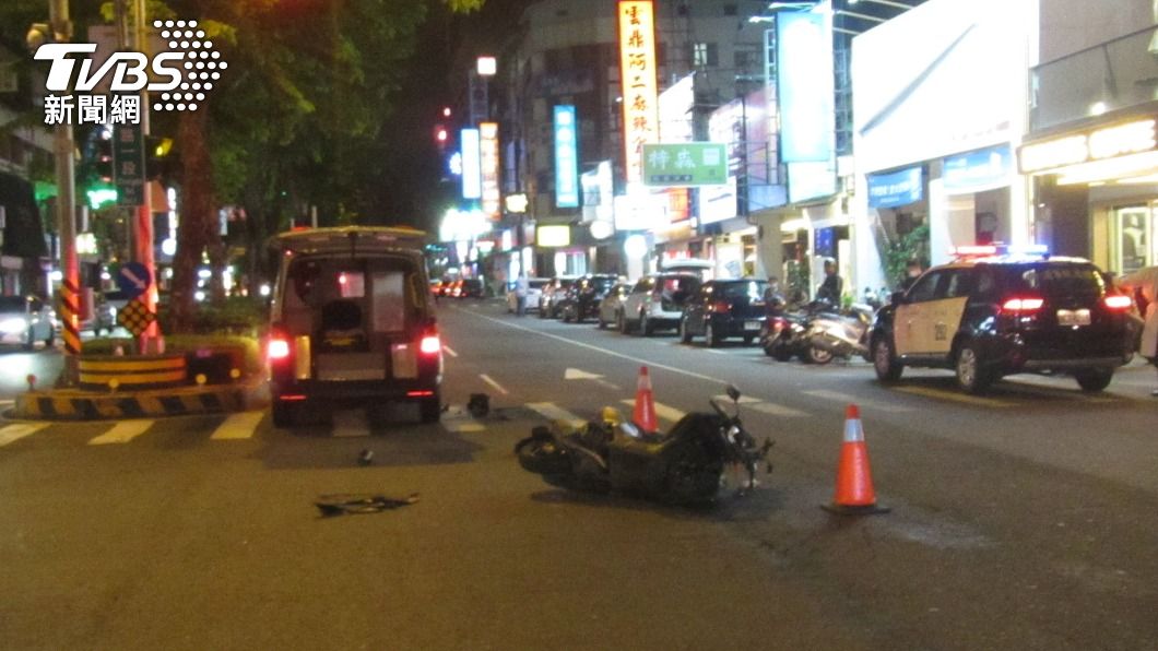 救護車的板金凹陷一大塊。(圖/TVBS)
