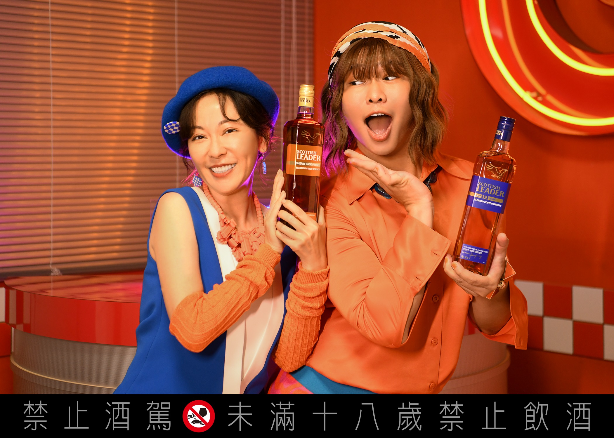 況明潔(左)與那那大師組新女團「曾是少女」拍廣告。(圖/仕高利達提供)